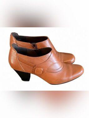 Clarks Bendables Leather Ankle Booties Tan  Side Zip Button Accent Women’s 7W